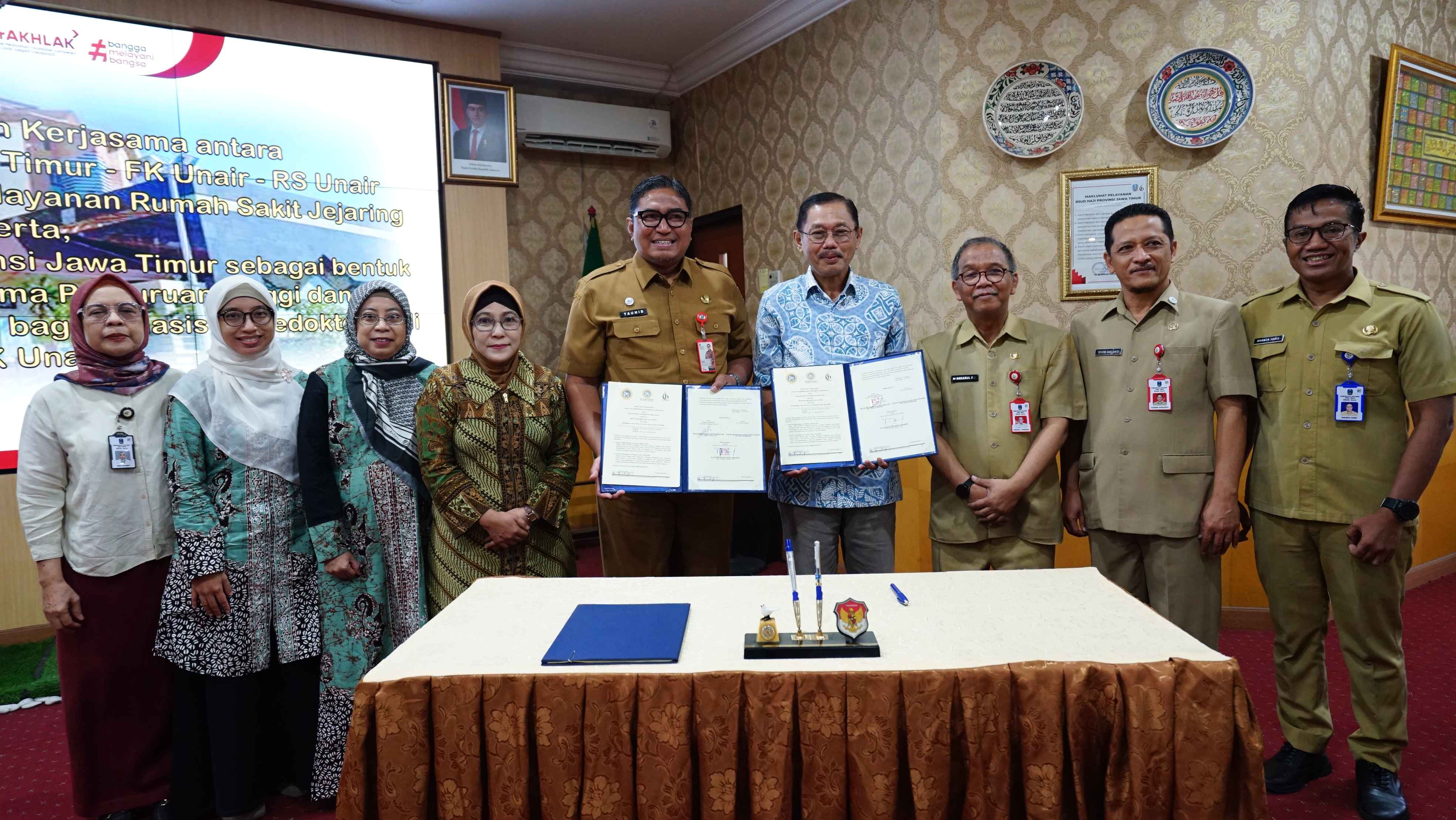 PENANDATANGANAN KERJASAMA RSUD HAJI PROVINSI JAWA TIMUR DENGAN FK UNAIR DAN RS UNAIR TENTANG PENDIDIKAN DAN PELAYANAN RUMAH SAKIT JEJARING