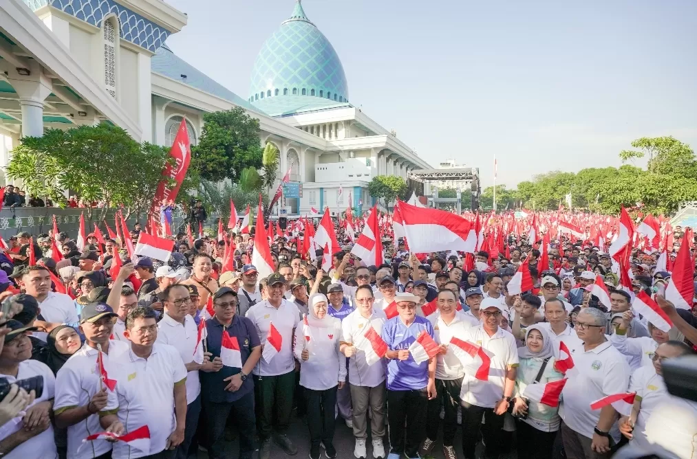 Gubernur Khofifah Undi Umroh dan Motor untuk Warga pada Kegiatan Jalan Sehat Tahun Baru Islam di Masjid Nasional Al-Akbar Surabaya