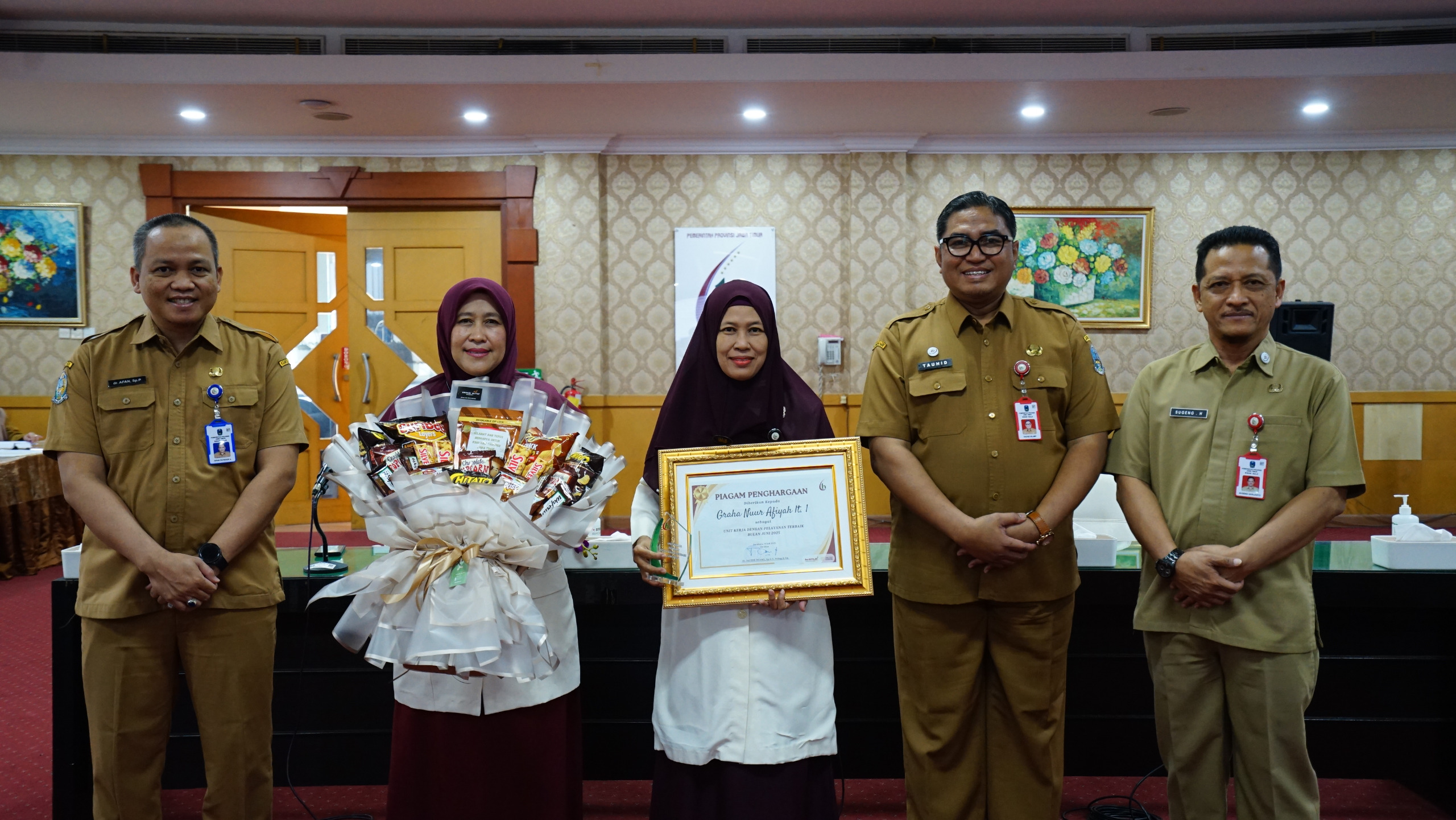 Direktur Menyerahkan Hadiah Apresiasi Unit Terbaik Bulan Juni kepada Unit Graha Nur Afiyah Lantai 1