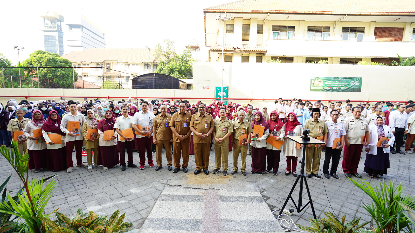 ENAM BELAS ORANG PEGAWAI MENDAPATKAN REWARD DARI DIREKTUR RSUD HAJI