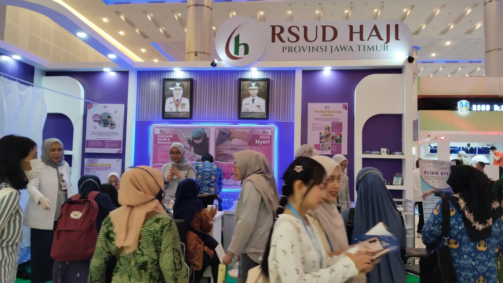 Ada Pemeriksaan Body Composition Analyzer dan Tindakan Peeling Wajah , dan Klinik Nyeri pada Stan RSUD Haji di Pameran Jatim Fest 2025
