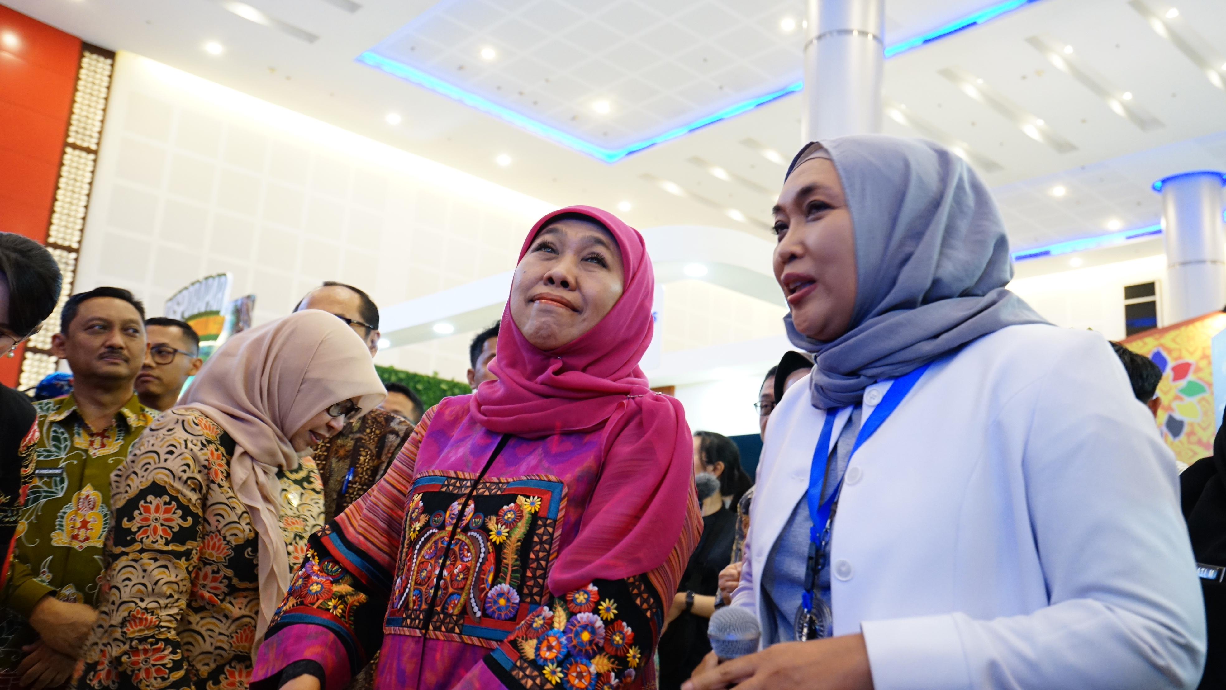 SAAT BERKUNJUNG KE STAN PAMERAN RSUD HAJI, BEGINI PERTANYAAN BU KHOFIFAH GUBERNUR JAWA TIMUR