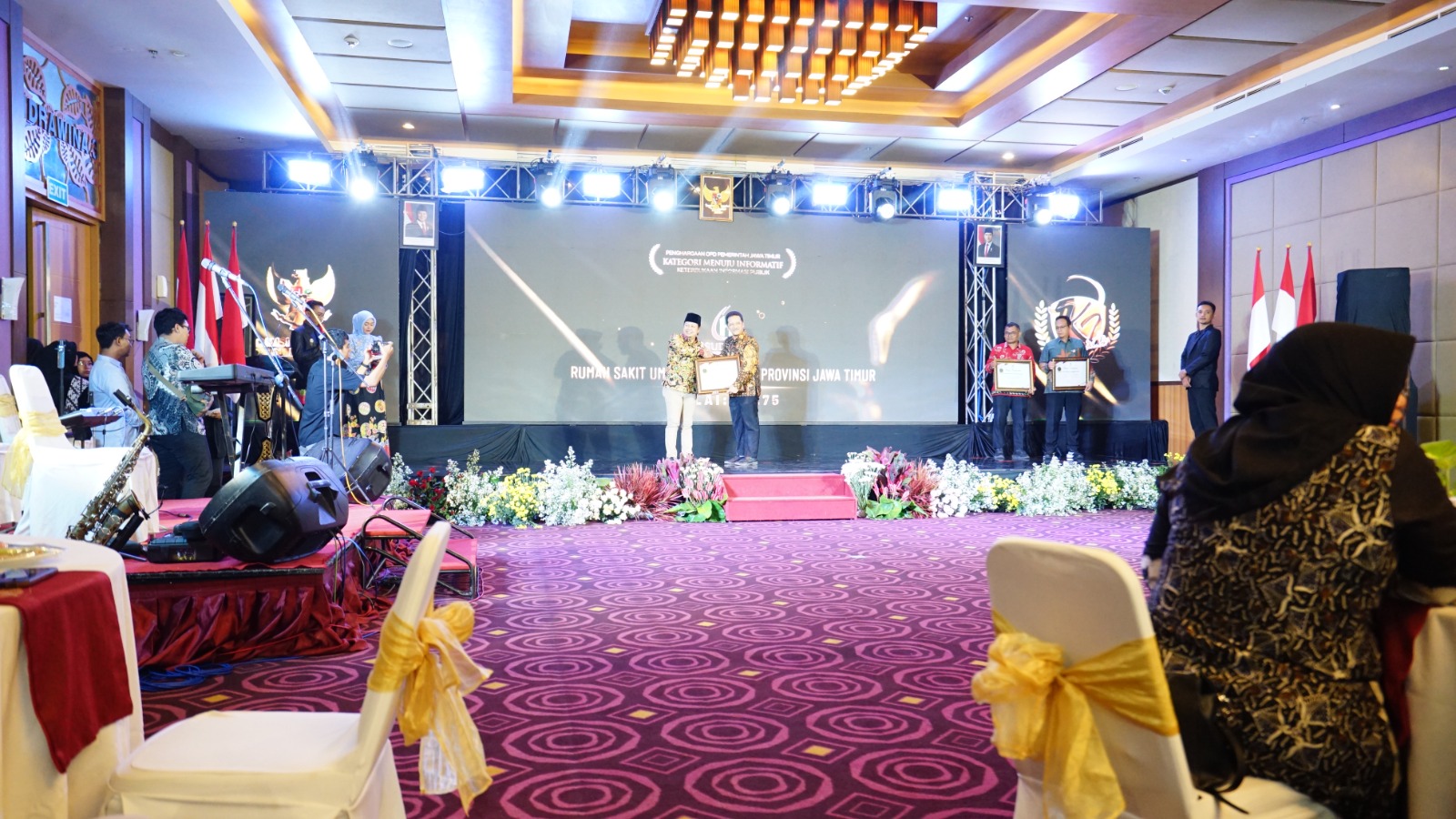 RSUD Haji Meraih Penghargaan  Badan Publik Menuju Informatif Pada Malam Anugerah Keterbukan Informasi Publik KI AWARDS 2025