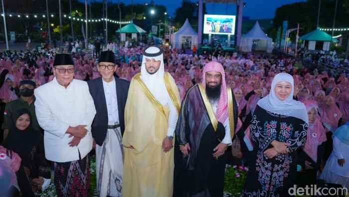 Gubernur Jawa Timur Buka Puasa Bersama Ribuana Warga dan Hadiah Kurma Raja Salman Masuk Muri