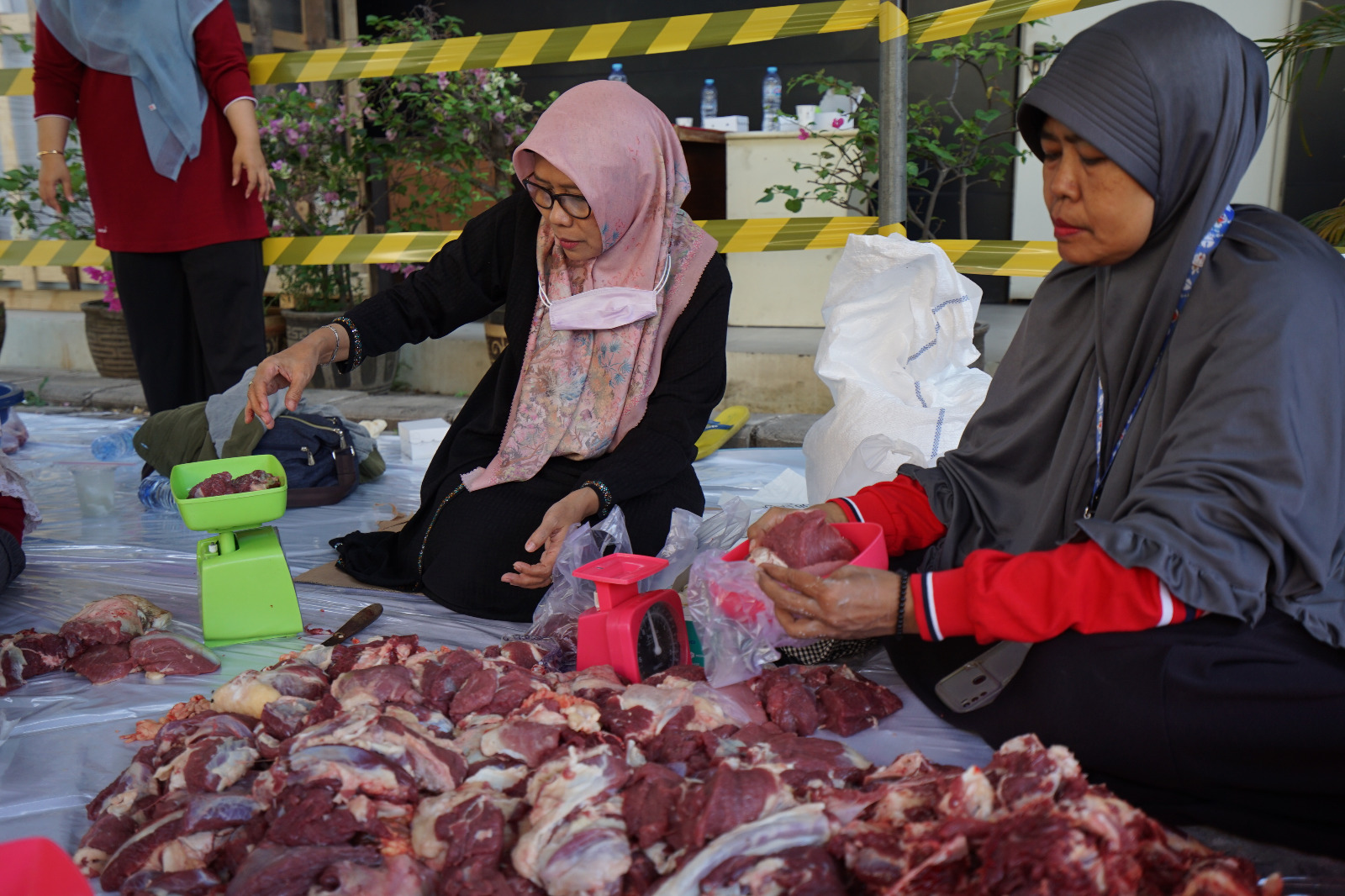 DIREKTUR RSUD HAJI JADI JURU TIMBANG DAGING PANITIA QURBAN RSUD HAJI