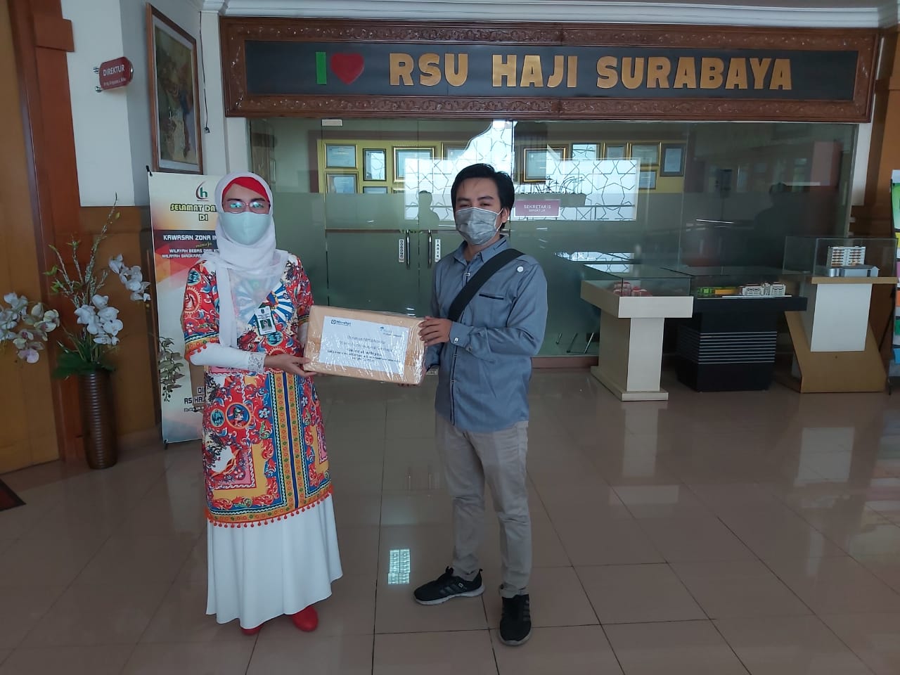 Penerimaan Bantuan dan Donasi dari Institusi dan Perorangan (PIKK PLN-dr.Firdausi,SpKK , PT.Savoria, BPPT Runners dan  PT.Otsuka) Bagi Petugas Kesehatan Penanganan COVID-19 di RSU Haji Surabaya