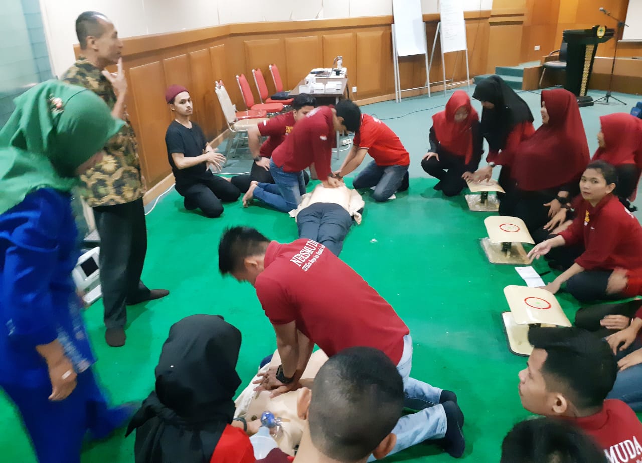 Pelatihan BTCLS oleh Tim Pelatihan Emergency RSU Haji Surabaya.
