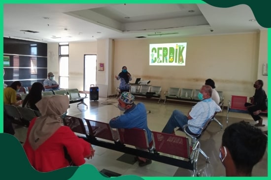 Kegiatan Edukasi Kesehatan Serta Pembagian Masker dan Hand Sanitizer  Kepada Pasien dan Pengunjung RS Dalam Rangka HUT KORPRI Ke-49 di RSU Haji Surabaya