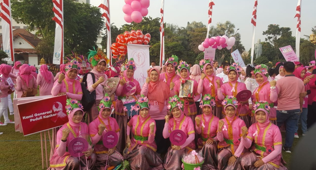 Hari kanker payudara di gedung negara Grahadi
