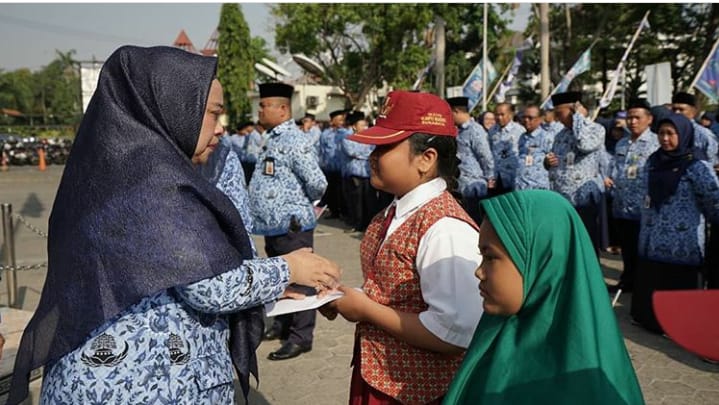 RSU HAJI SURABAYA BERBAGI SANTUNAN KEPADA 12 ANAK YATIM DAN PIATU